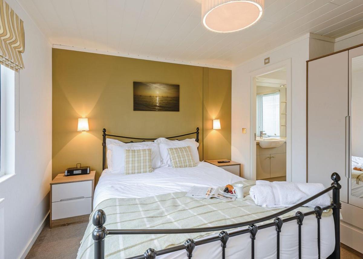 Woodside Coastal Retreat Hotel Fishbourne  Exterior photo