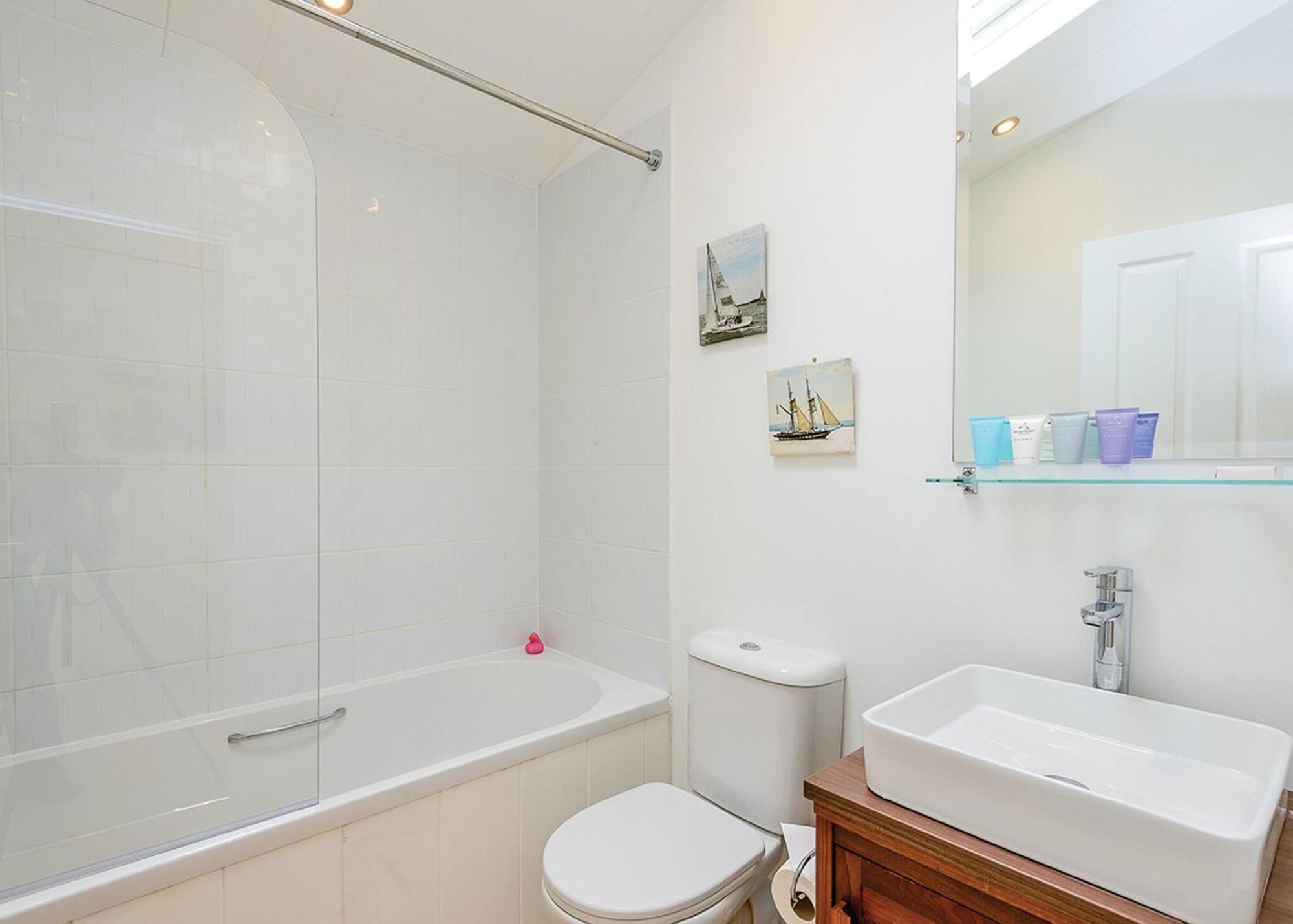 Woodside Coastal Retreat Hotel Fishbourne  Room photo